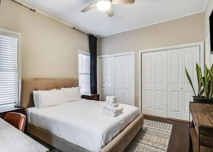 Home-2br Patio Free Parking